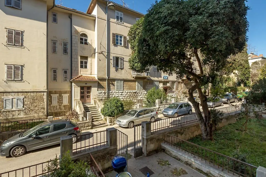 Central Jardin Guest House Split 3*,