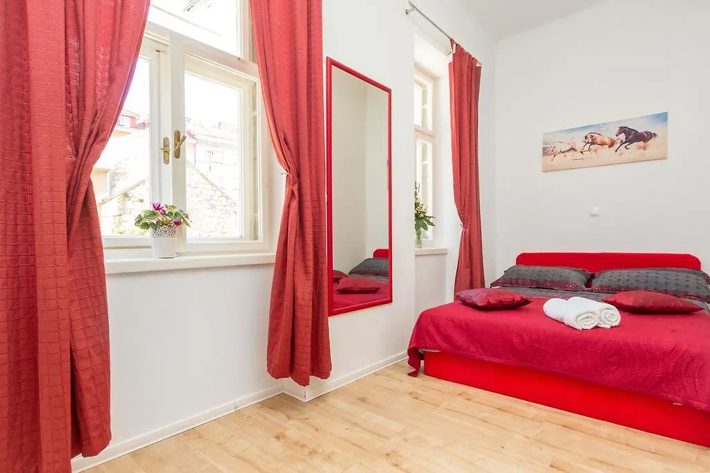 Central Jardin Guest House Split 3*,